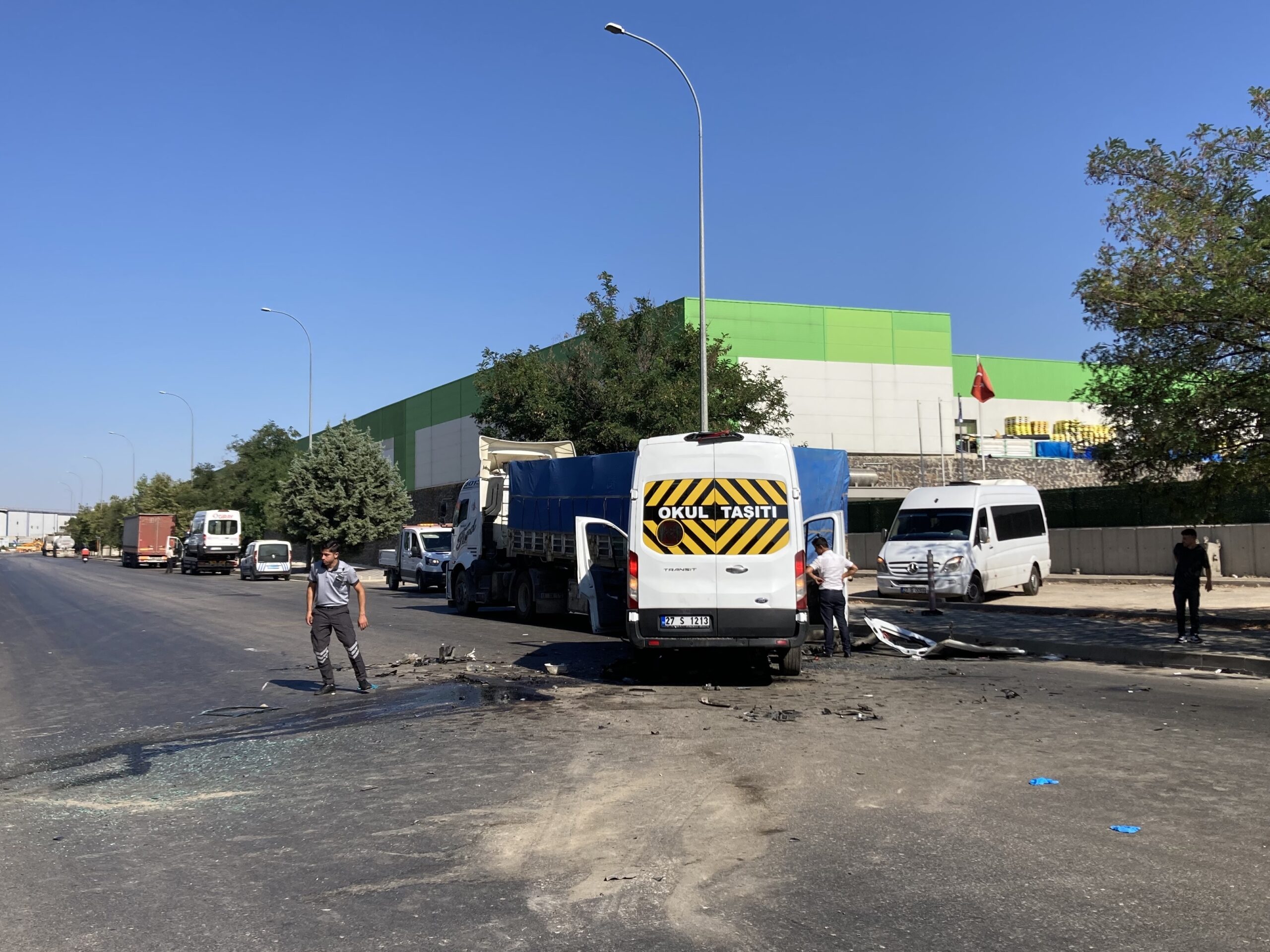 Gaziantep’te iki işçi servisi ile tırın karıştığı kazada 21 kişi yaralandı