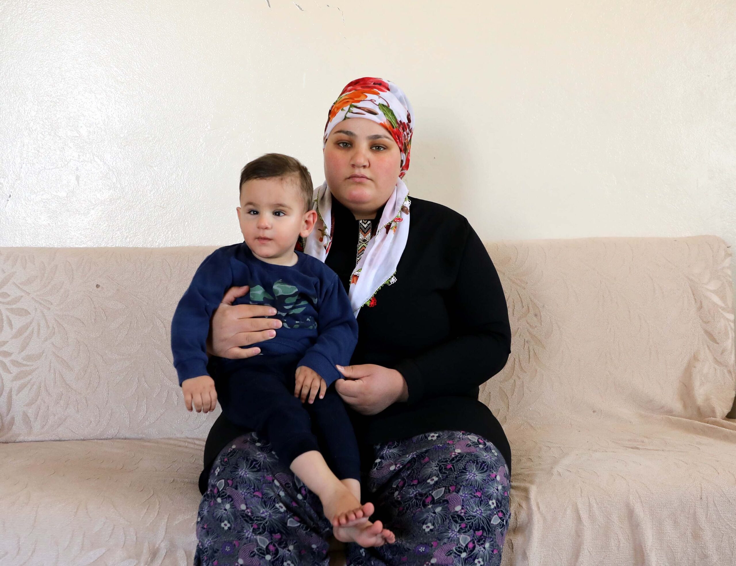 MİRAÇ’IN TEDAVİSİ İÇİN BİRİKTİRDİKLERİ PARAYI DOLANDIRICILARA KAPTIRDILAR 1 miracin-tedavisi-icin-biriktirdikleri-parayi-dolandiricilara-kaptirdilar_2285_dhaphoto7