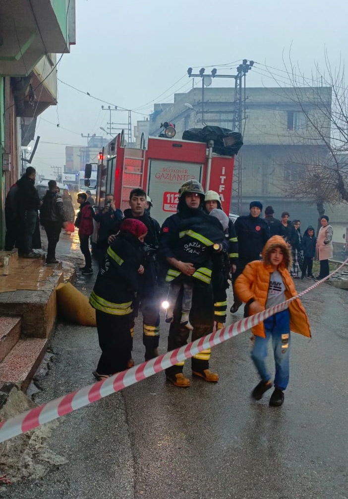 Gaziantep'te yangın çıkan binada mahsur kalan 5 kişi kurtarıldı