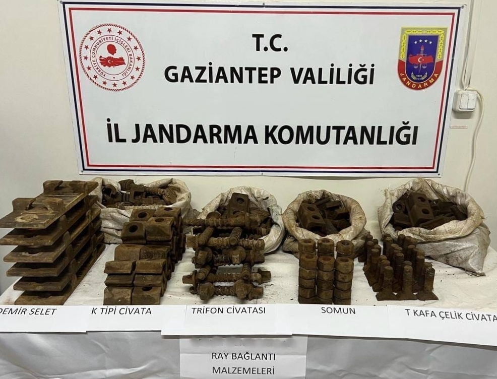 Gaziantep'te tren raylarını çalmaya çalışan 2 şüpheli suçüstü yakalandı