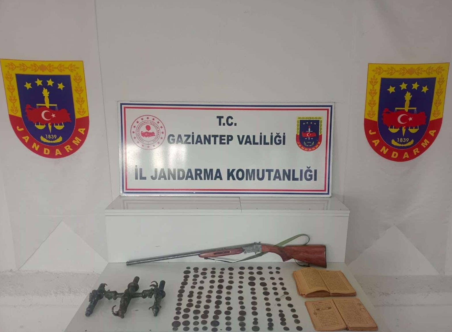 Gaziantep'te tarihi eser niteliğinde 425 sikke, tabanca ve kitap ele geçirildi