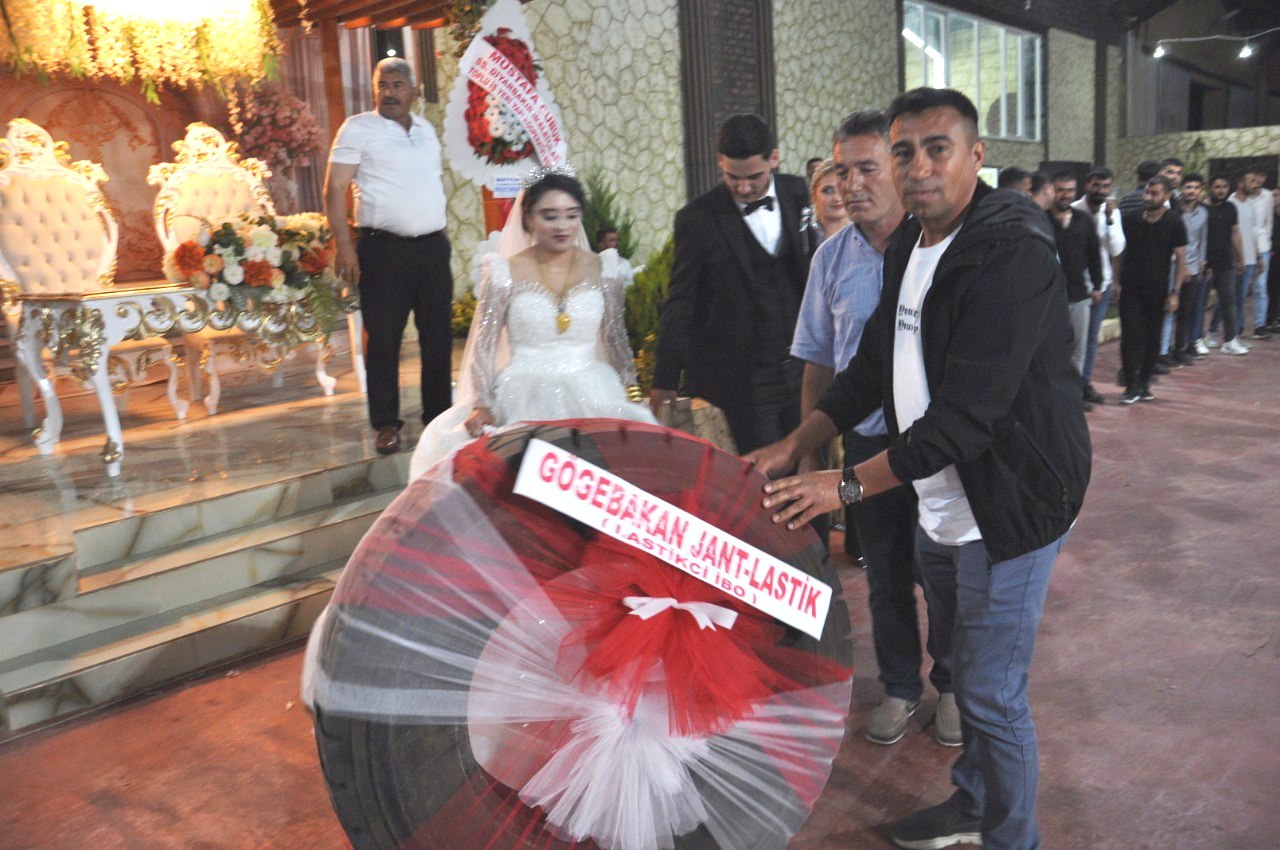 Gaziantep'te düğünde gelin ve damada takı yerine tır lastiği hediye edildi