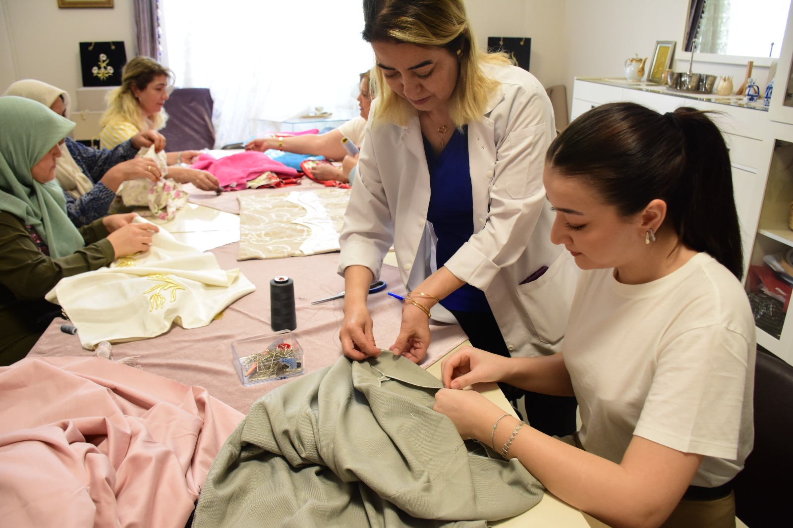 Kursa geldiğinde iğne tutmasını bilmeyen genç kız, Londra Moda Koleji'ni kazandı