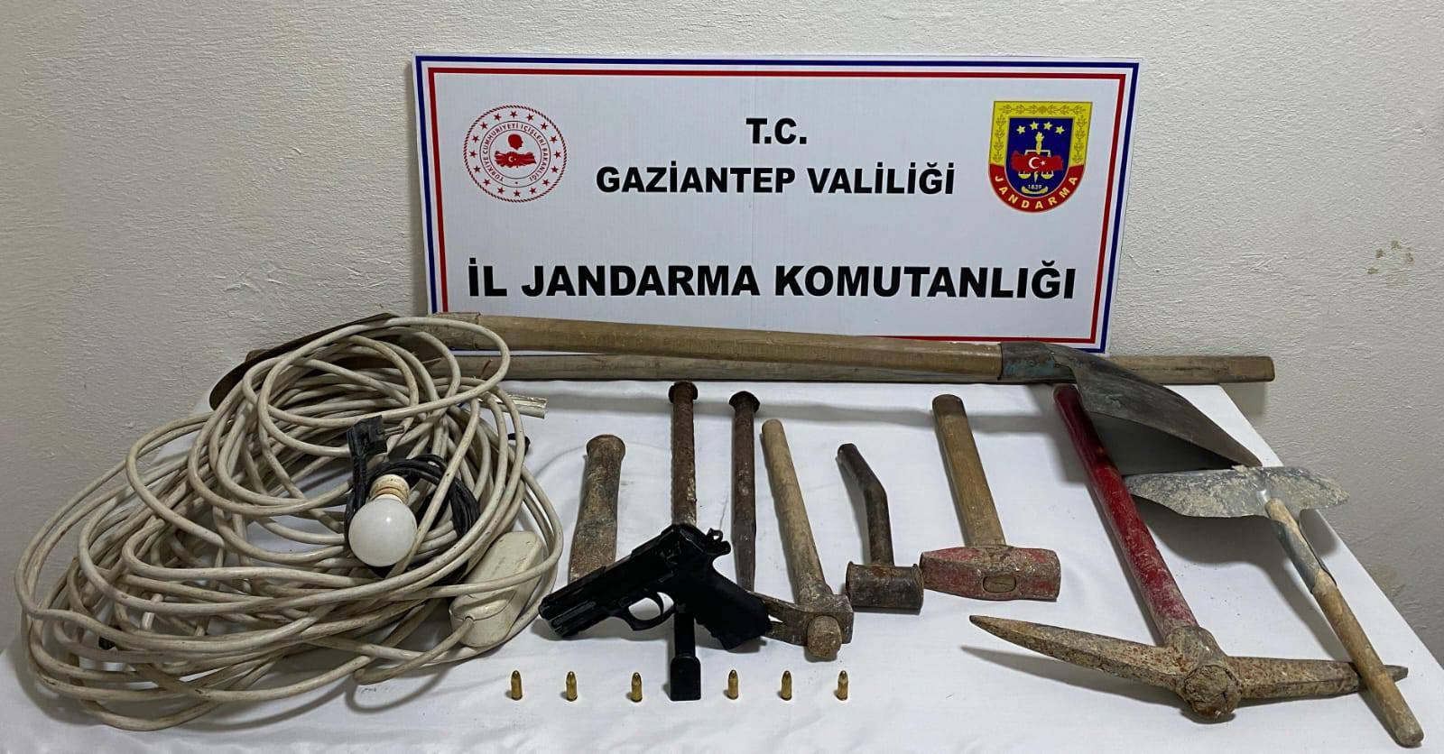 Gaziantep'te izinsiz kazı yapan 4 şüpheli suçüstü yakalandı