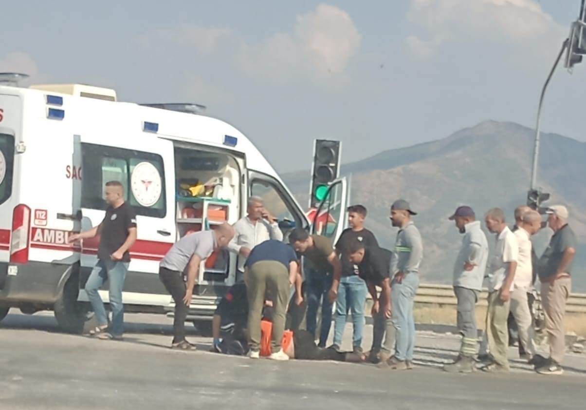 Gaziantep'te otomobille çarpışan motosikletin sürücüsü yaralandı