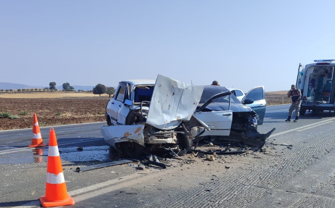 Gaziantep'te 2 otomobil çarpıştı, 3 kişi yaralandı