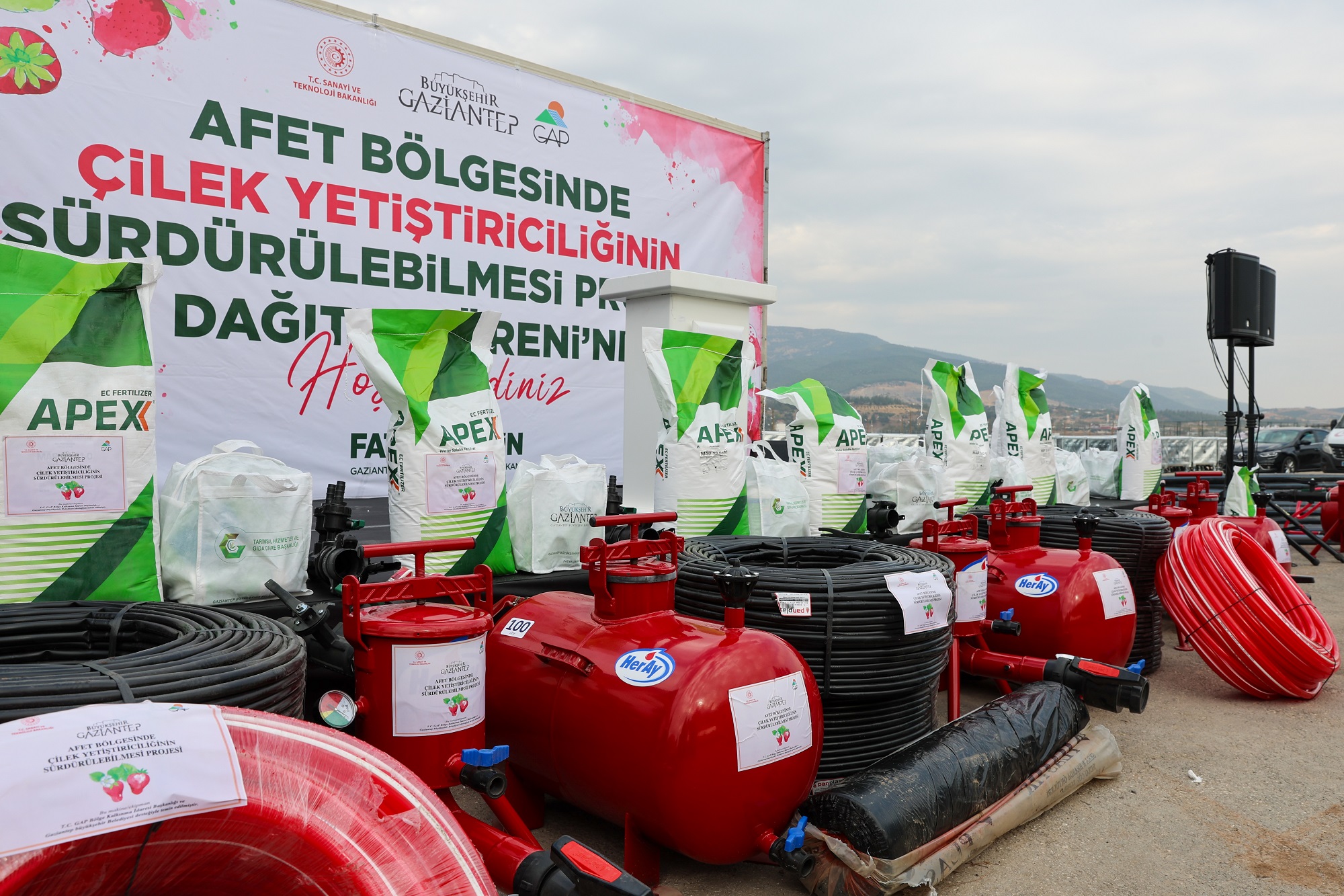Depremlerden etkilenen Nurdağı ve İslahiye'de 200 çiftçiye çilek üretimi için destek verildi