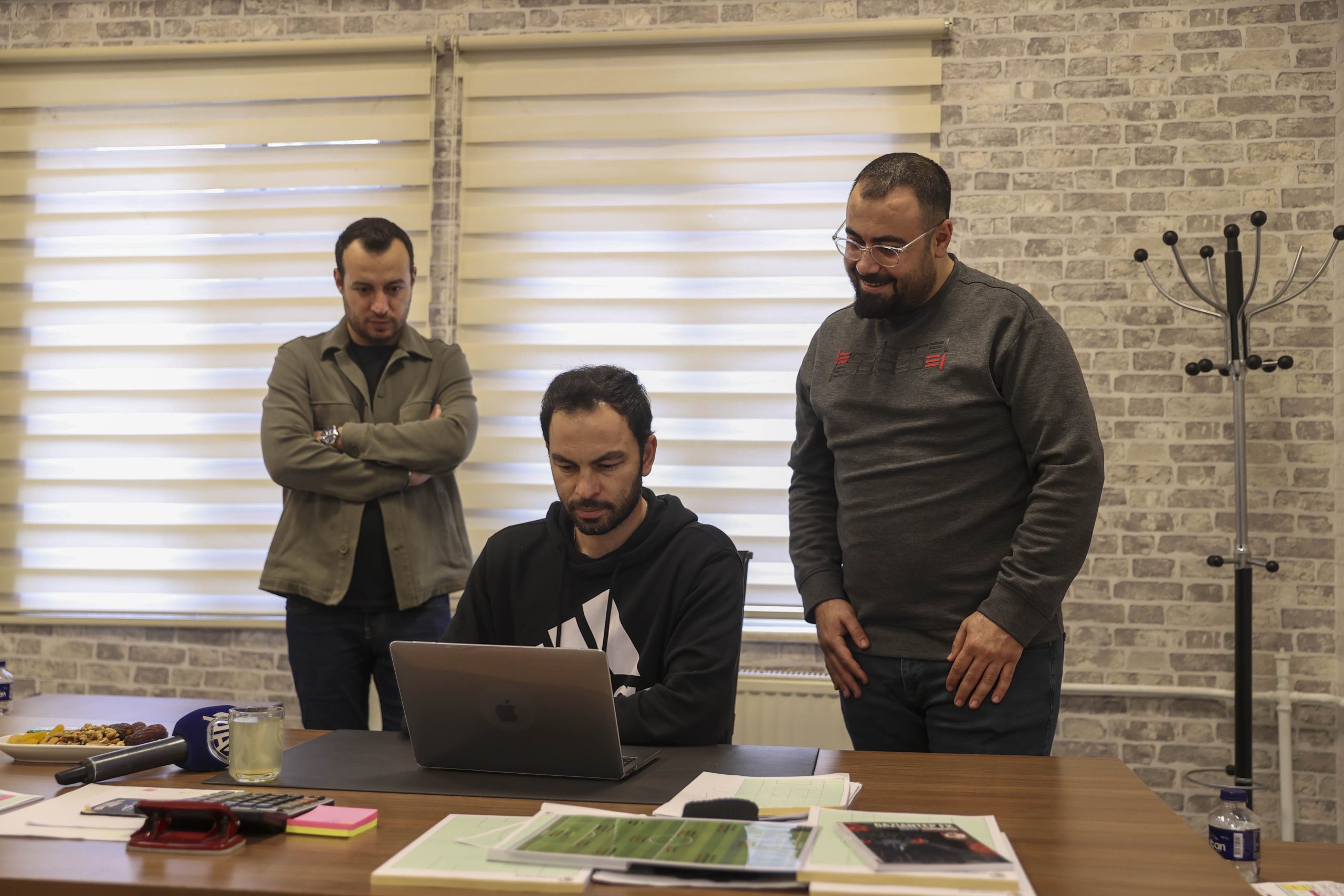 Gaziantep FK Teknik Direktörü Selçuk İnan, AA'nın "Yılın Kareleri" oylamasına katıldı