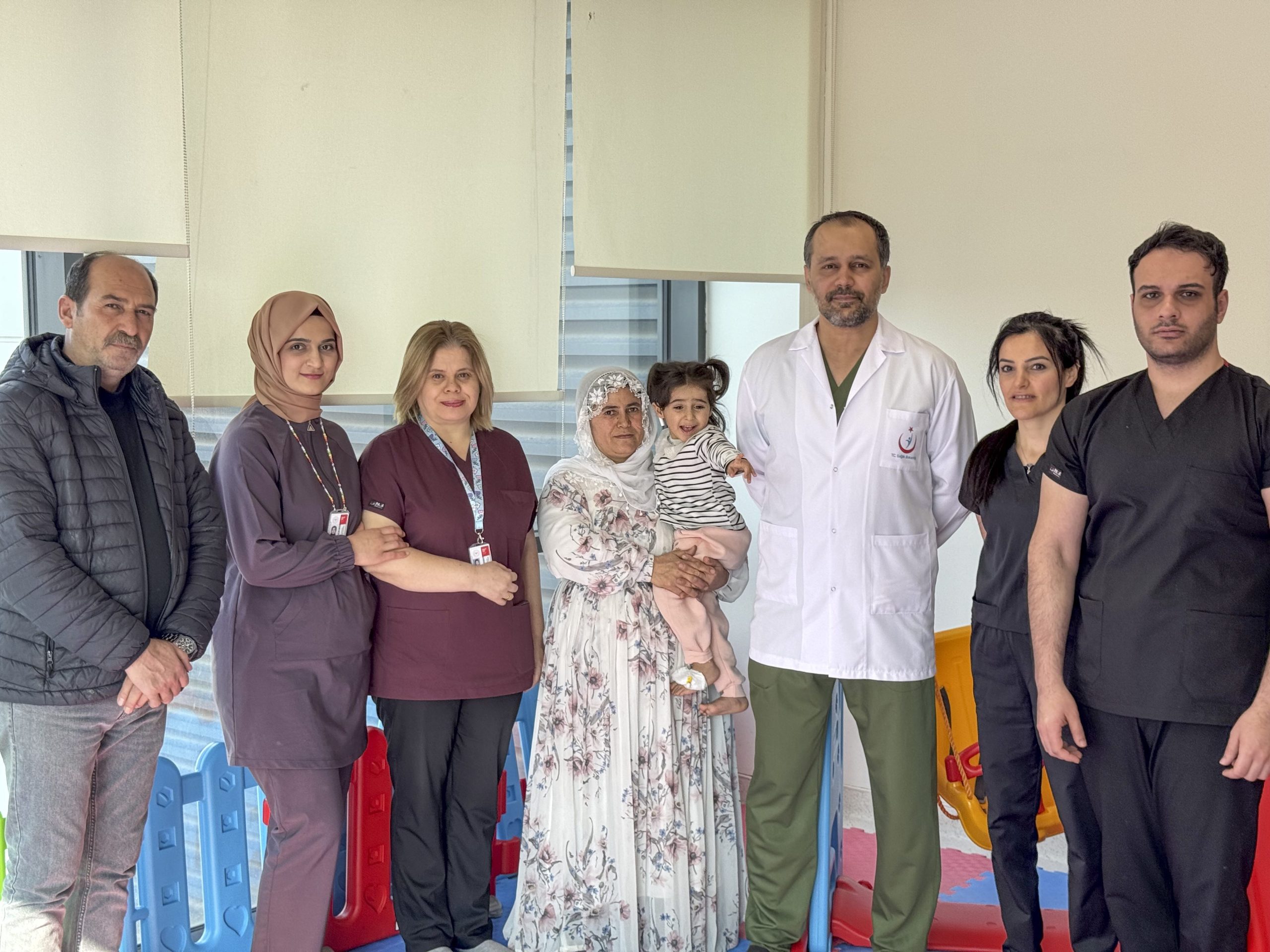 Minik Yüsra beyin sapı implantı sayesinde ilk kez duydu