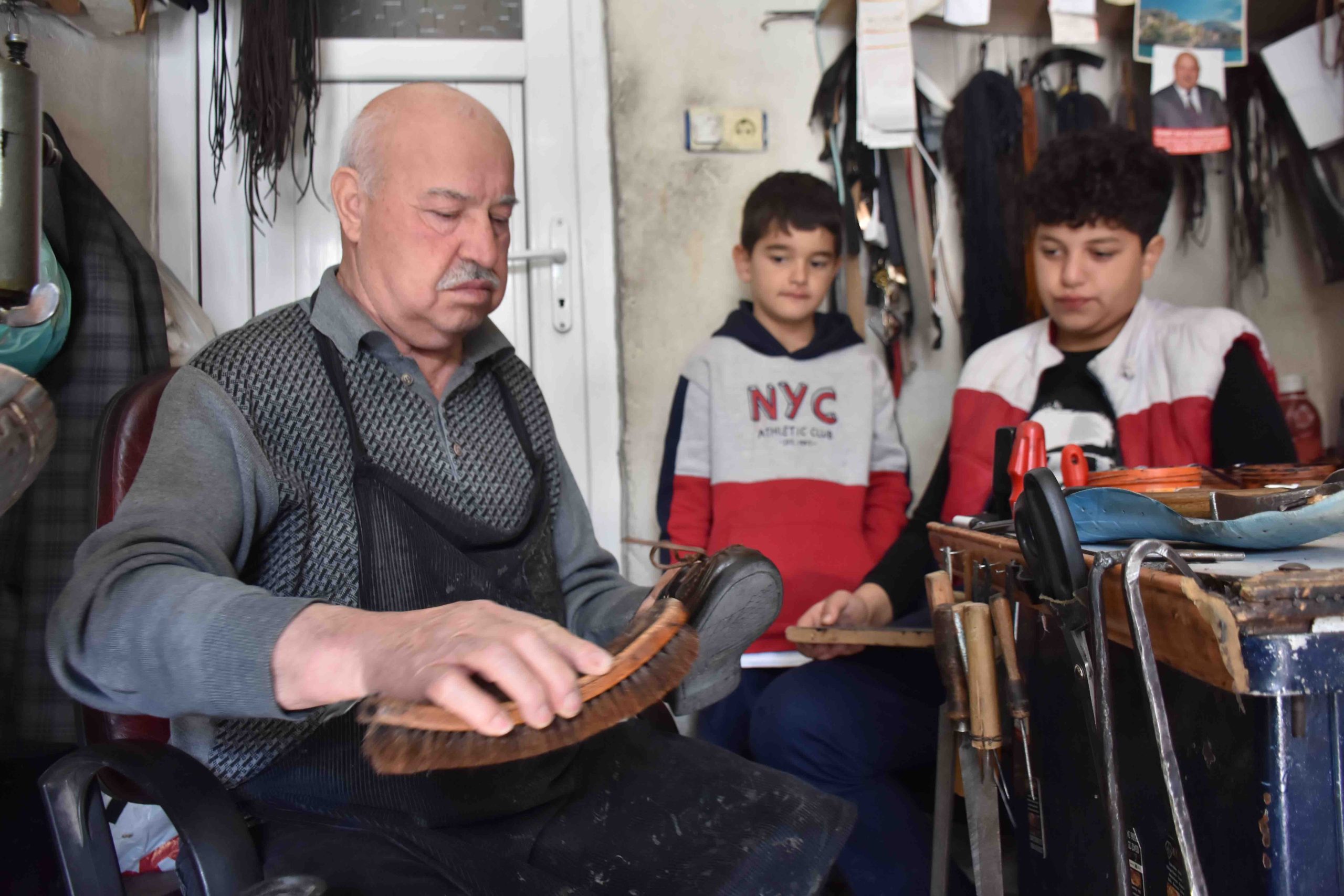 Ayakkabı tamirciliğiyle 45 yıldır yaşamını sürdürüyor