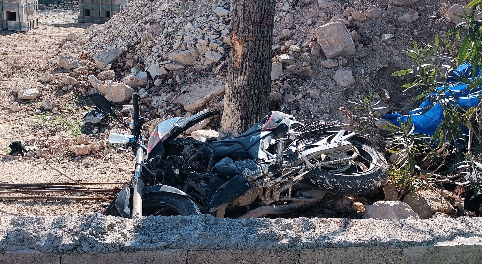 Gaziantep’te ağaca çarpan motosikletin sürücüsü ve beraberindeki kişi öldü