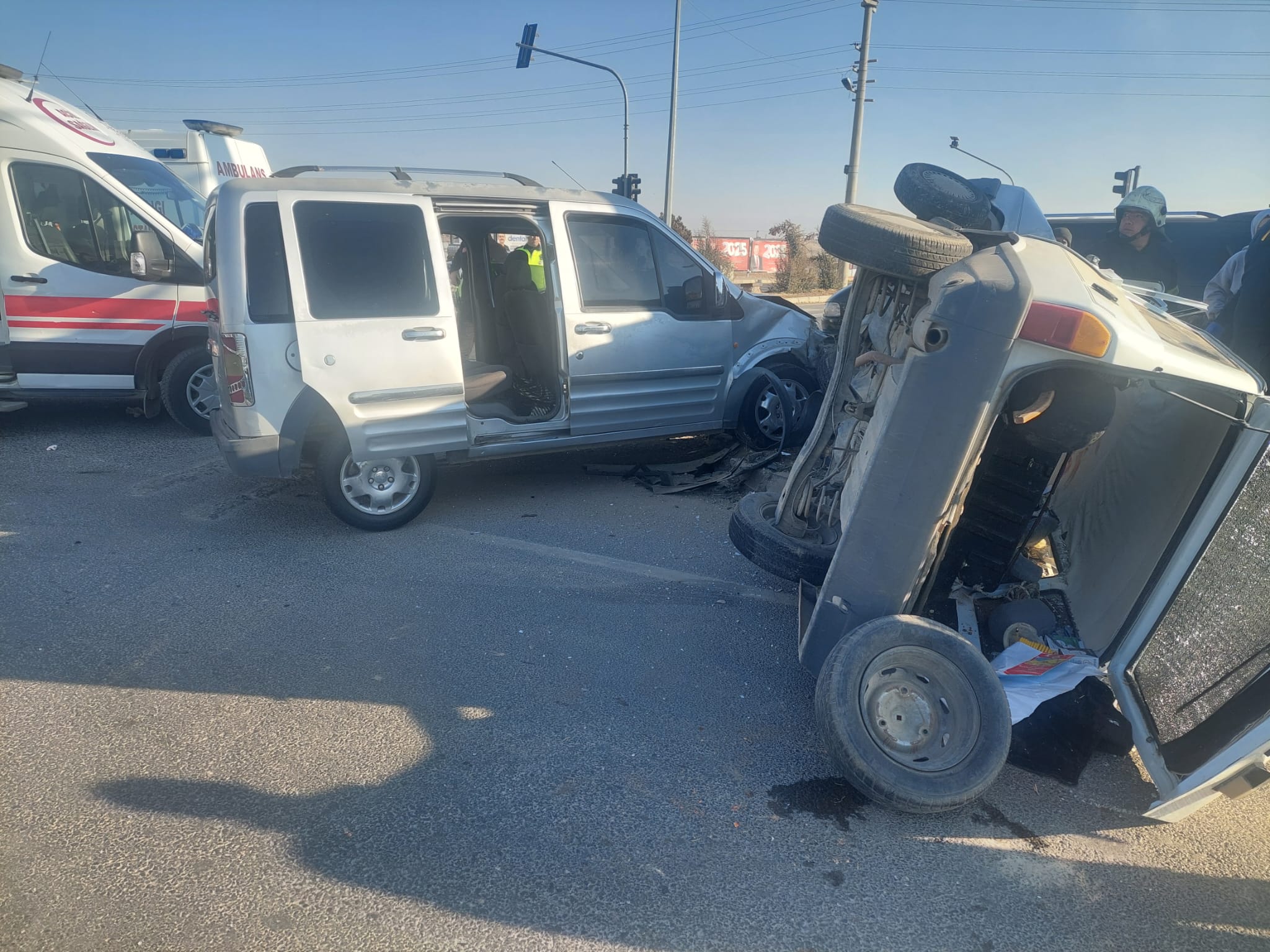 Gaziantep'te hafif ticari araç ile otomobilin çarpıştığı kazada 14 kişi yaralandı