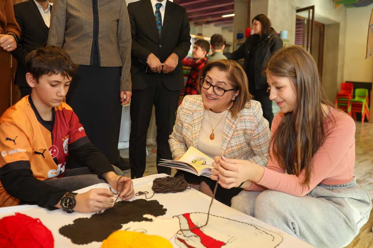 Büyükşehir Belediye Başkanı Şahin, atölyedeki öğrencilerle bir araya geldi