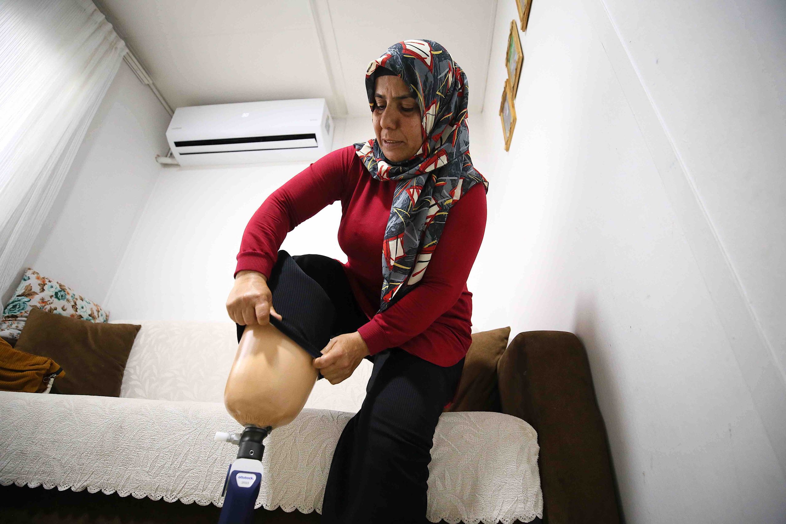 Depremde bacağını kaybeden afetzede, protez bacağıyla hayata tutunuyor