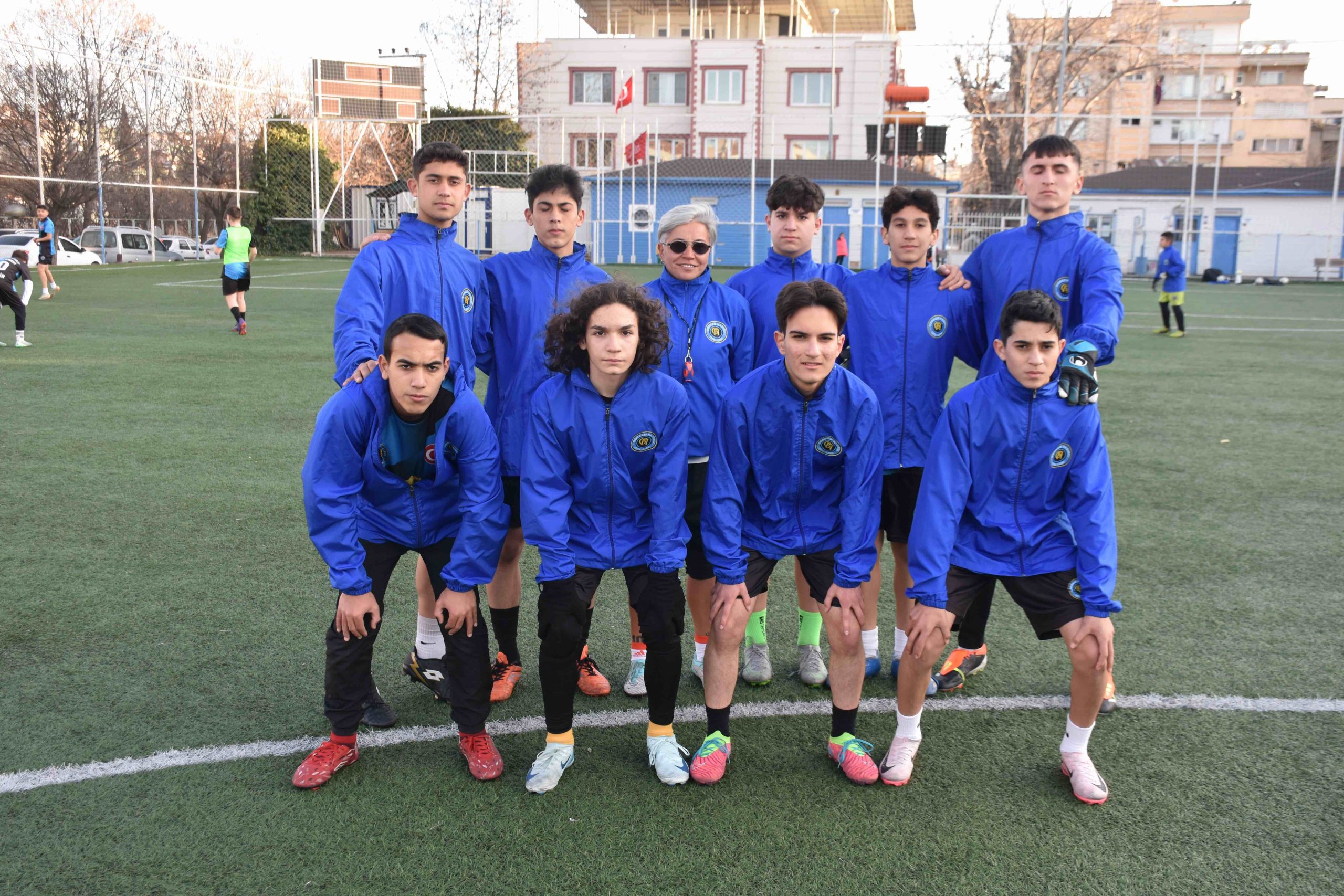 Gönlündeki futbol aşkı kadın öğretmeni erkek futbol takımına antrenör yaptı 46 Gönlündeki futbol aşkı kadın öğretmeni erkek futbol takımına antrenör yaptı