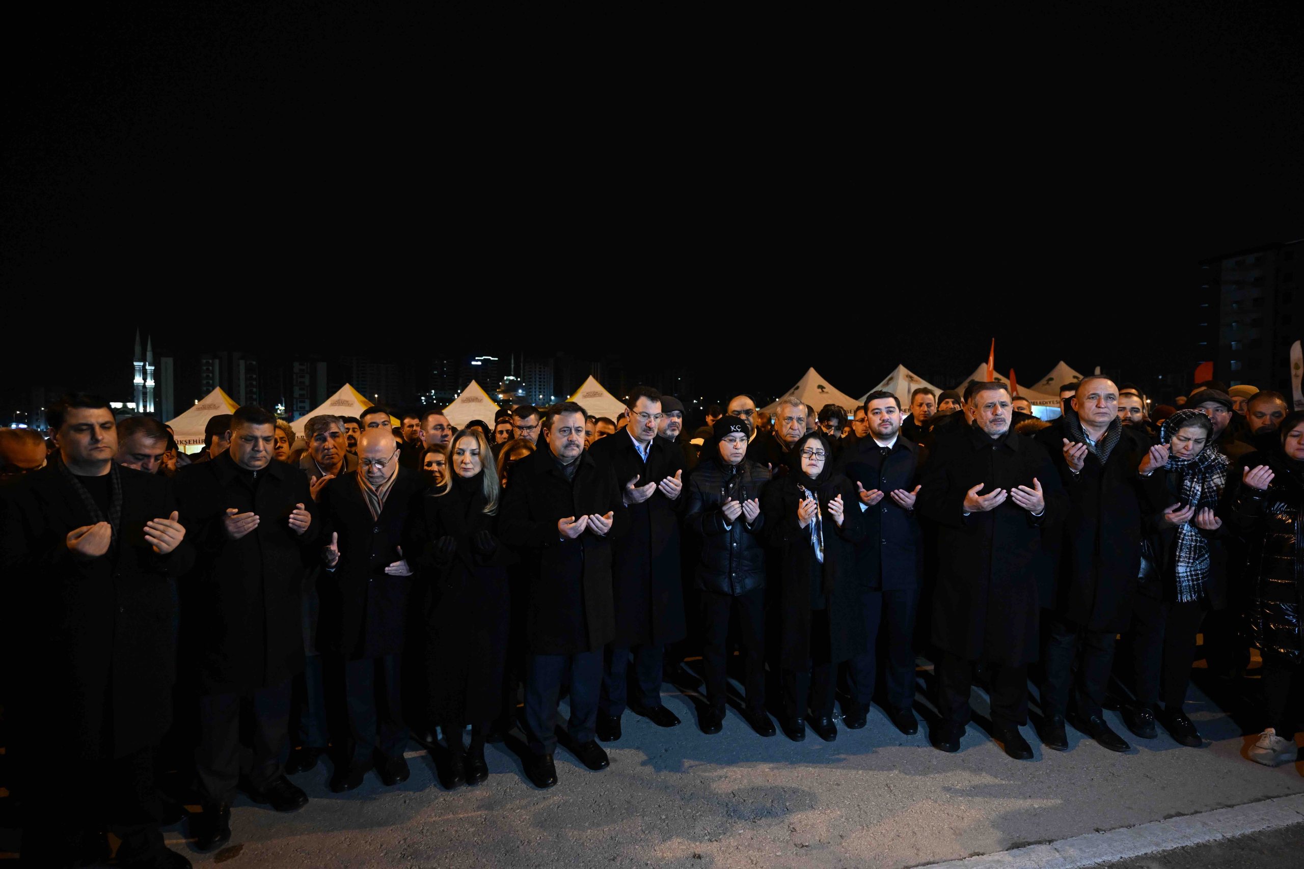 Gaziantep'te 6 Şubat depremlerinde hayatını kaybedenler "sessiz yürüyüşle" anıldı 1 Gaziantep'te 6 Şubat depremlerinde hayatını kaybedenler "sessiz yürüyüşle" anıldı