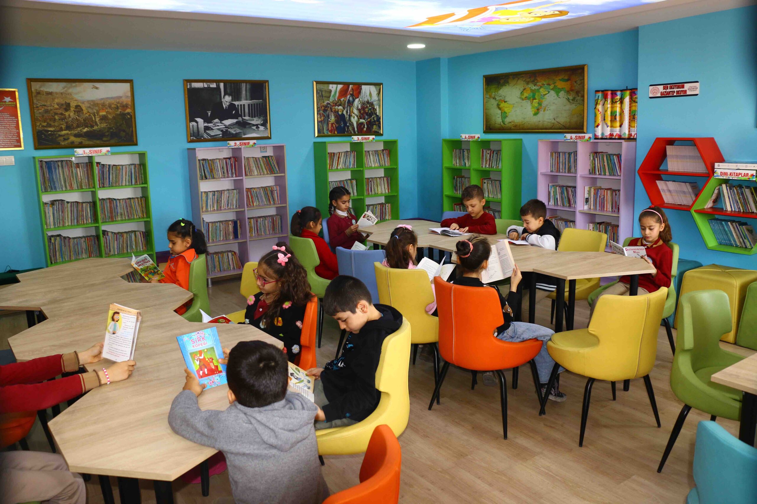 Vefat eden ağabeyinin adını çalıştığı okulda açtığı kütüphanede yaşatıyor 1 Vefat eden ağabeyinin adını çalıştığı okulda açtığı kütüphanede yaşatıyor