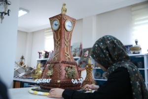 Adıyaman'da kadınlar, depremin simgesi saat kulesinin maketini yapıyor