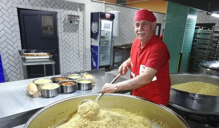 Depremde Binlerce Kişiye Yemek Yaptı! nedeni Şaşırtıcı! 7 aw416377-1748642721.webp.webp