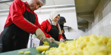 Diyarbakır'da Türk Kızılay Aşevi'nde ramazanda ihtiyaç sahipleri için yemek hazırlanıyor 3 Diyarbakır'da Türk Kızılay Aşevi'nde ramazanda ihtiyaç sahipleri için yemek hazırlanıyor