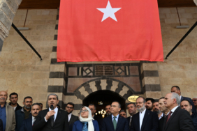 Gaziantep'te depremde hasar alan 5 asırlık Alaybey Camisi yeniden ibadete açıldı