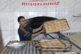 Gaziantep'te geleneksel "bayram kömbesi" yapımı devam ediyor
