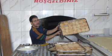 Gaziantep'te geleneksel "bayram kömbesi" yapımı devam ediyor