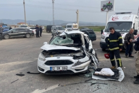 Gaziantep'te otomobil ile iş makinesinin çarpıştığı kazada 1 kişi öldü, 4 kişi yaralandı