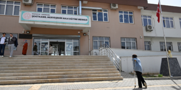 Bedensel engelli kadın "yaşam enerjisini artıran" cam sanatıyla takılar üretiyor