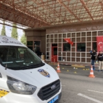 Gaziantep Havalimanı'nda çıkan arbedede 1'i polis 2 kişi yaralandı 4 Gaziantep Havalimanı'nda çıkan arbedede 1'i polis 2 kişi yaralandı