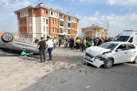 Gaziantep'te iki otomobilin çarpıştığı kazada 9 kişi yaralandı