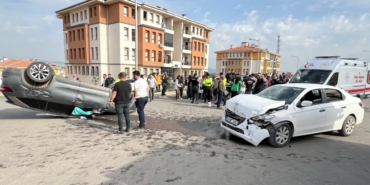 Gaziantep'te iki otomobilin çarpıştığı kazada 9 kişi yaralandı