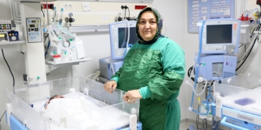 Özgül ebe 42 yıldır anne adaylarının sevincine ortak oluyor