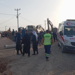 Şanlıurfa'da kanalizasyon kazısı sırasında toprak altında kalan işçiler aranıyor 5 Şanlıurfa'da kanalizasyon kazısı sırasında toprak altında kalan işçiler aranıyor