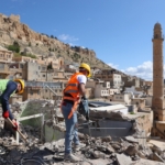 Tarihi kent Mardin'in dokusunu bozan betonarme binaların yıkımına yeniden başlandı 12 Tarihi kent Mardin'in dokusunu bozan betonarme binaların yıkımına yeniden başlandı