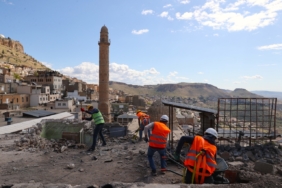 Tarihi kent Mardin'in dokusunu bozan betonarme binaların yıkımına yeniden başlandı