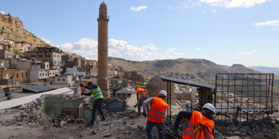 Tarihi kent Mardin'in dokusunu bozan betonarme binaların yıkımına yeniden başlandı