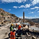 Tarihi kent Mardin'in dokusunu bozan betonarme binaların yıkımına yeniden başlandı 15 Tarihi kent Mardin'in dokusunu bozan betonarme binaların yıkımına yeniden başlandı