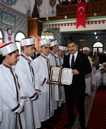 VALİ ERDİNÇ YILMAZ HAFIZLIK VE İCAZET MERASİMİNE KATILDI 107 vali2