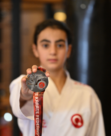 Filmlerden etkilenerek başladığı karatede Balkan şampiyonluğu hedefliyor