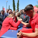 Gaziantep Büyükşehir Belediye Başkanı Şahin, sporcuyla bilek güreşi yaptı 4 Gaziantep Büyükşehir Belediye Başkanı Şahin, sporcuyla bilek güreşi yaptı