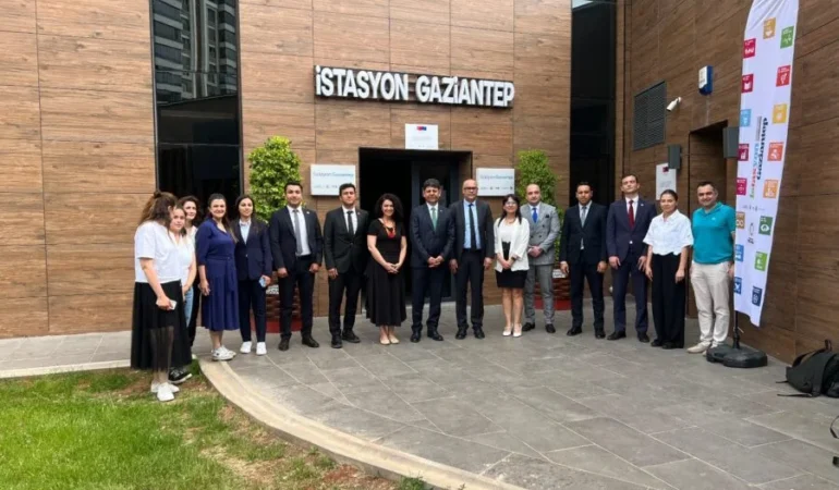 BÜYÜKŞEHİR’DEN YOĞUN VE VERİMLİ BİR HAFTA  81 İSTASYON GAZİANTEP’TE “DOĞAL AFET MAĞDURLARINI DESTEKLEMEK YARDIM GÖREVLİLERİ İÇİN RUH SAĞLIĞI FARKINDALIK EĞİTİMİ”
