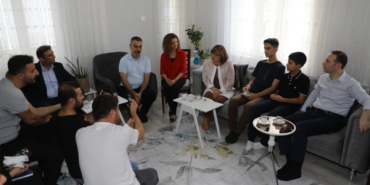 Büyükşehir Belediye Başkanı Şahin, YKS ve LGS Türkiye birincilerini ziyaret etti 8 Büyükşehir Belediye Başkanı Şahin, YKS ve LGS Türkiye birincilerini ziyaret etti