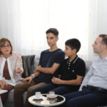 Büyükşehir Belediye Başkanı Şahin, YKS ve LGS Türkiye birincilerini ziyaret etti 4 Büyükşehir Belediye Başkanı Şahin, YKS ve LGS Türkiye birincilerini ziyaret etti