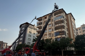Gaziantep'te apartmanın çatısı yangında hasar gördü