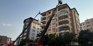 Gaziantep'te apartmanın çatısı yangında hasar gördü