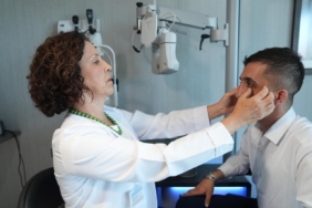 Göz kapağındaki sarkmalar görüş alanını daraltarak görme sağlığını etkileyebiliyor