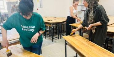 İslahiye'de öğretmenler, okulların sıralarını onardı