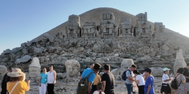 Nemrut Dağı'nda ziyaretçi yoğunluğu artıyor