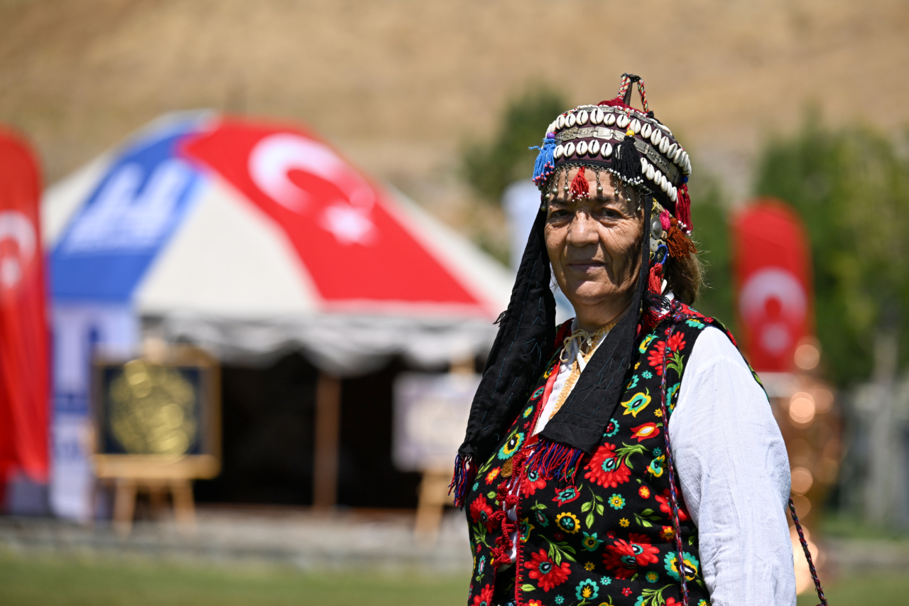 Anadolu kadınları yöresel kıyafetleriyle Malazgirt Zaferi kutlamalarını renklendirdi